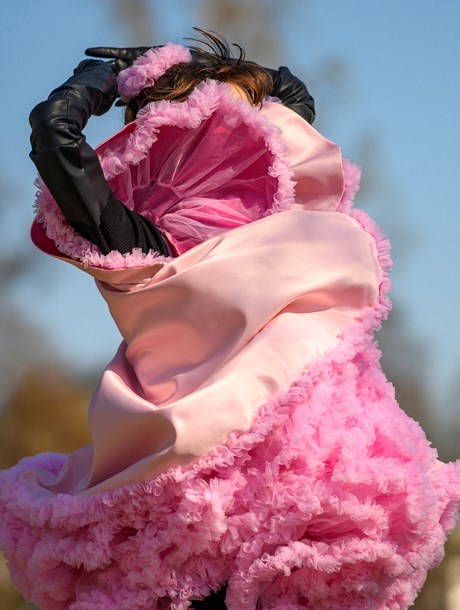 Dansare skyms av stor rosa tyllkjol i Norrdans samtida dansföreställning VÅR VÅR!
