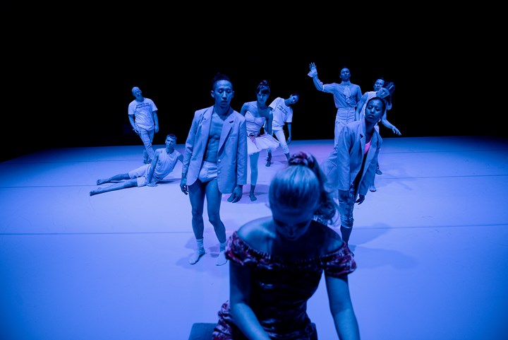 Dansare dansar föreställningen Pianofavoriter med Norrdans på mörk scen.