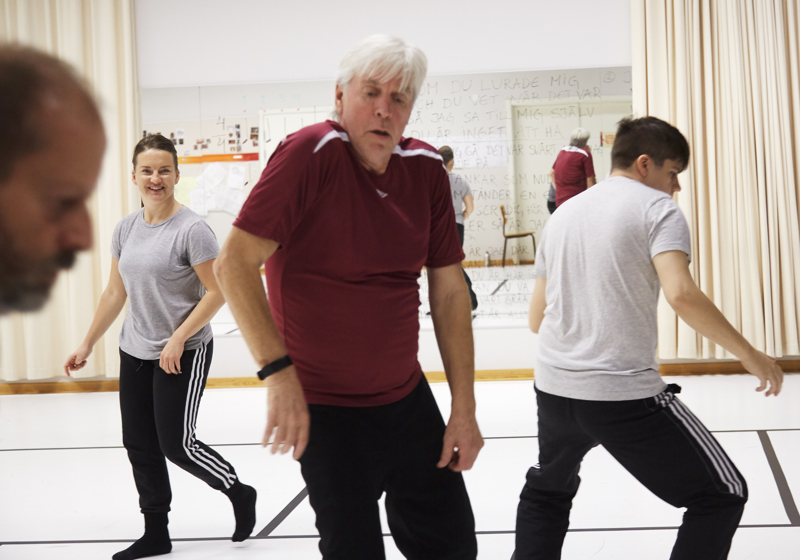 Flera män dansar i danssal under ledning av koreograf Maria Ulriksson för Norrdans community projekt Öm.tålig. Foto: Olle Melkerhed