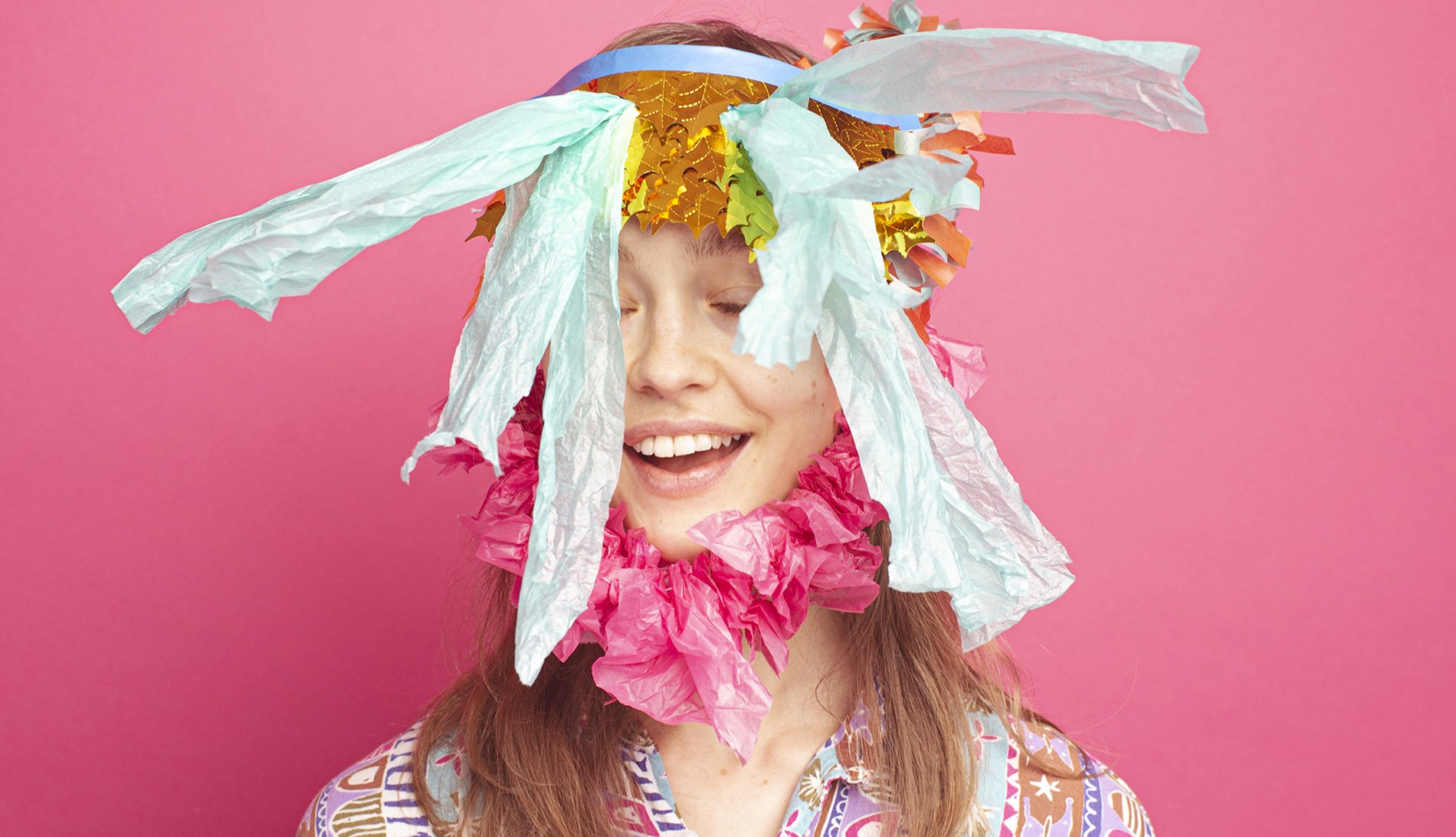 Ung tjej iklädd färgglad hatt utstrålar glädje med danskompaniet Norrdans