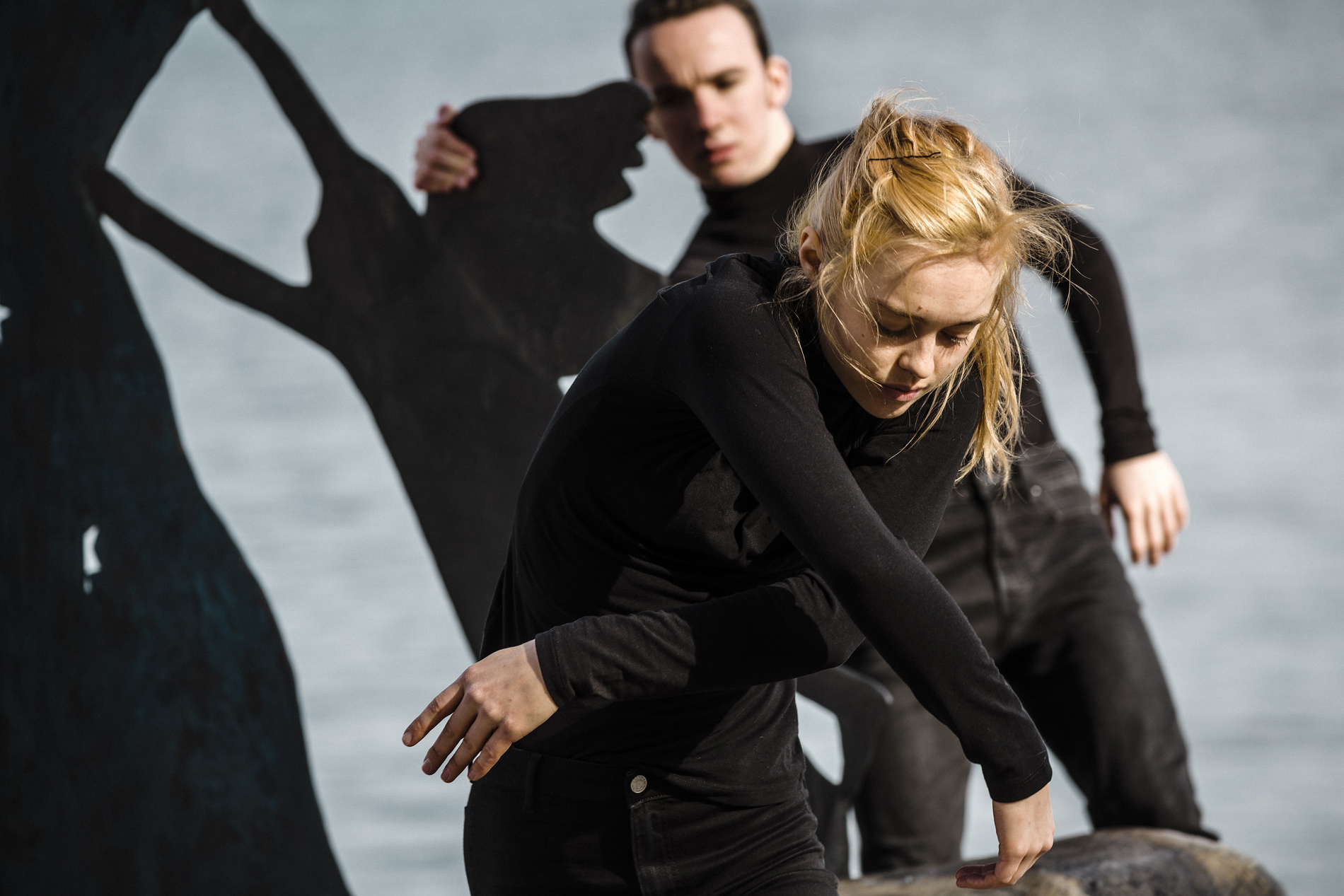 Dansare från det samtida danskompaniet Norrdans dansar vid offentliga konstverk för projektet Motion Portals. Foto: Lia Jacobi