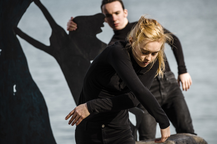 Dansare från det samtida danskompaniet Norrdans dansar vid offentliga konstverk för projektet Motion Portals. Foto: Lia Jacobi