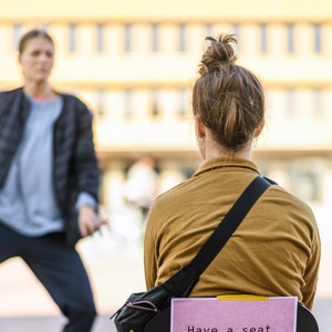 Dansare från Norrdans framträder Ioannis Mandafounis samtida dansföreställning ONE ONE ONE för kvinna på en stol.