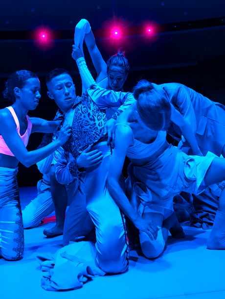Dansare i dynamisk hög i blåttljus framträder samtida dansföreställningen Pianofavoriter med Norrdans. Foto: Lia Jacobi