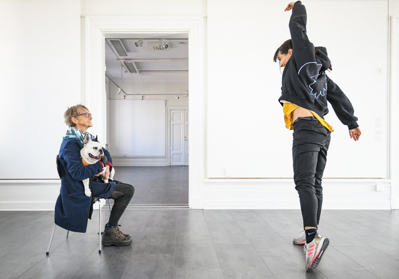 Dansare från Norrdans framför Ioannis Mandafounis samtida dansföreställning ONE ONE ONE för person på stol så länge ögonkontakten inte bryts.