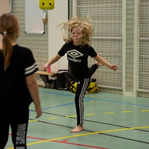 Barn utforskar rörelse i gymnastiksal tillsammans med Norrdans