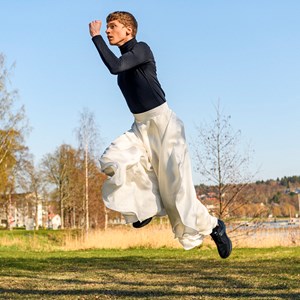 Dansare hoppar mot skyn utomhus i Norrdans samtida dansföreställning VÅR VÅR!