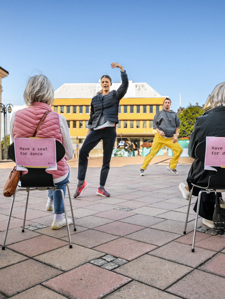 Ioannis Mandafounis och Norrdans samtida dansföreställning ONE ONE ONE dansas för två personer på torg.