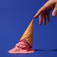 Pianofavourites with Norrdans promotion picture. Hand pointing towards the tip of dropped ice cream cone.