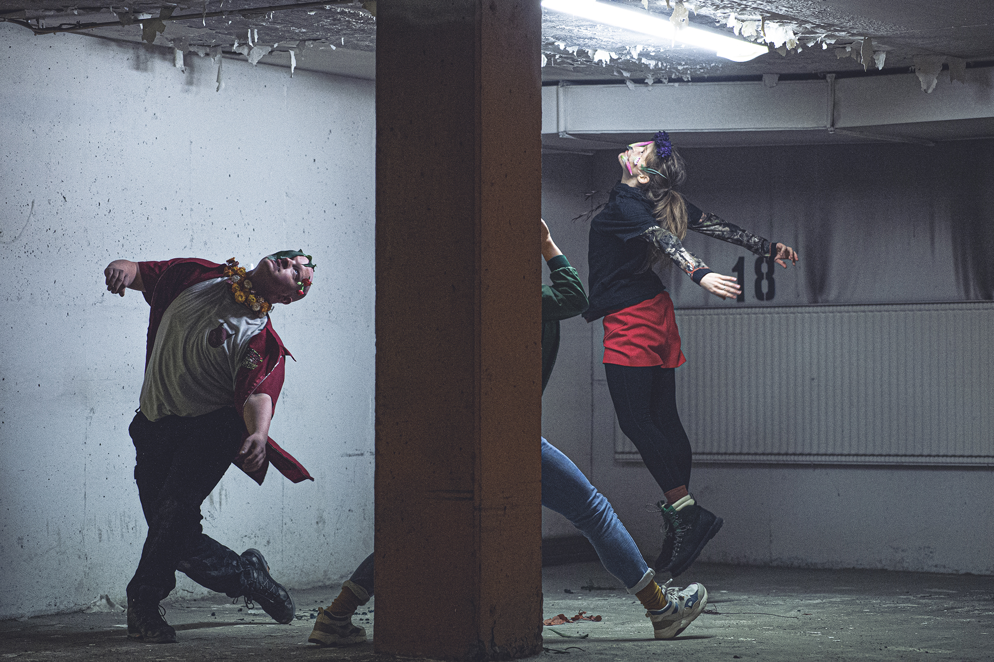 Tre dansare från Norrdans dansar samtida dans i en lagerlokal i Västernorrland.