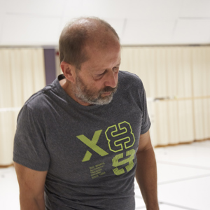 Man i danssal under Norrdans community projekt Öm.tålig. Foto: Olle Melkerhed