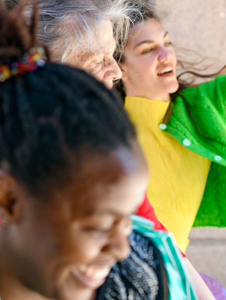 Tre kvinnor dansar  i Norrdans community projekt female (with) space. Foto: Lia Jacobi