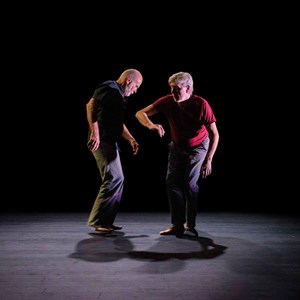 Två män dansar på scen i Norrdans community projekt Öm.tålig. Foto: Julian Fabioloto
